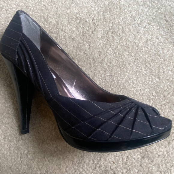 Steve Madden Black and Tan Pinstripe Material Open-Toes Pumps, Size 8 - Picture 9 of 9
